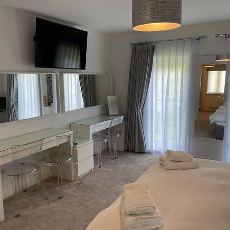 Pencoed House Estate Guest House คาร์ดิฟฟ์ ภายนอก รูปภาพ