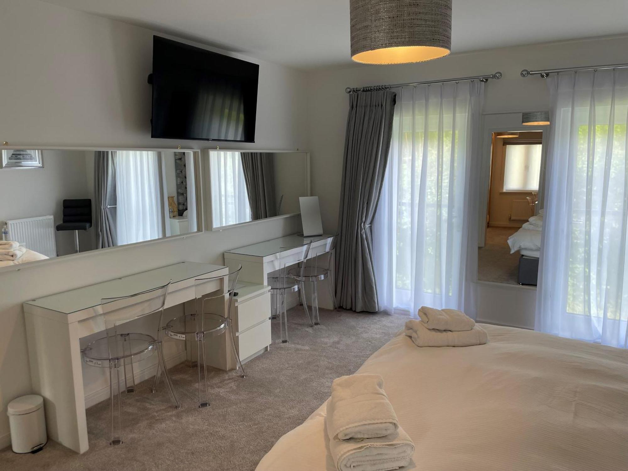 Pencoed House Estate Guest House คาร์ดิฟฟ์ ภายนอก รูปภาพ