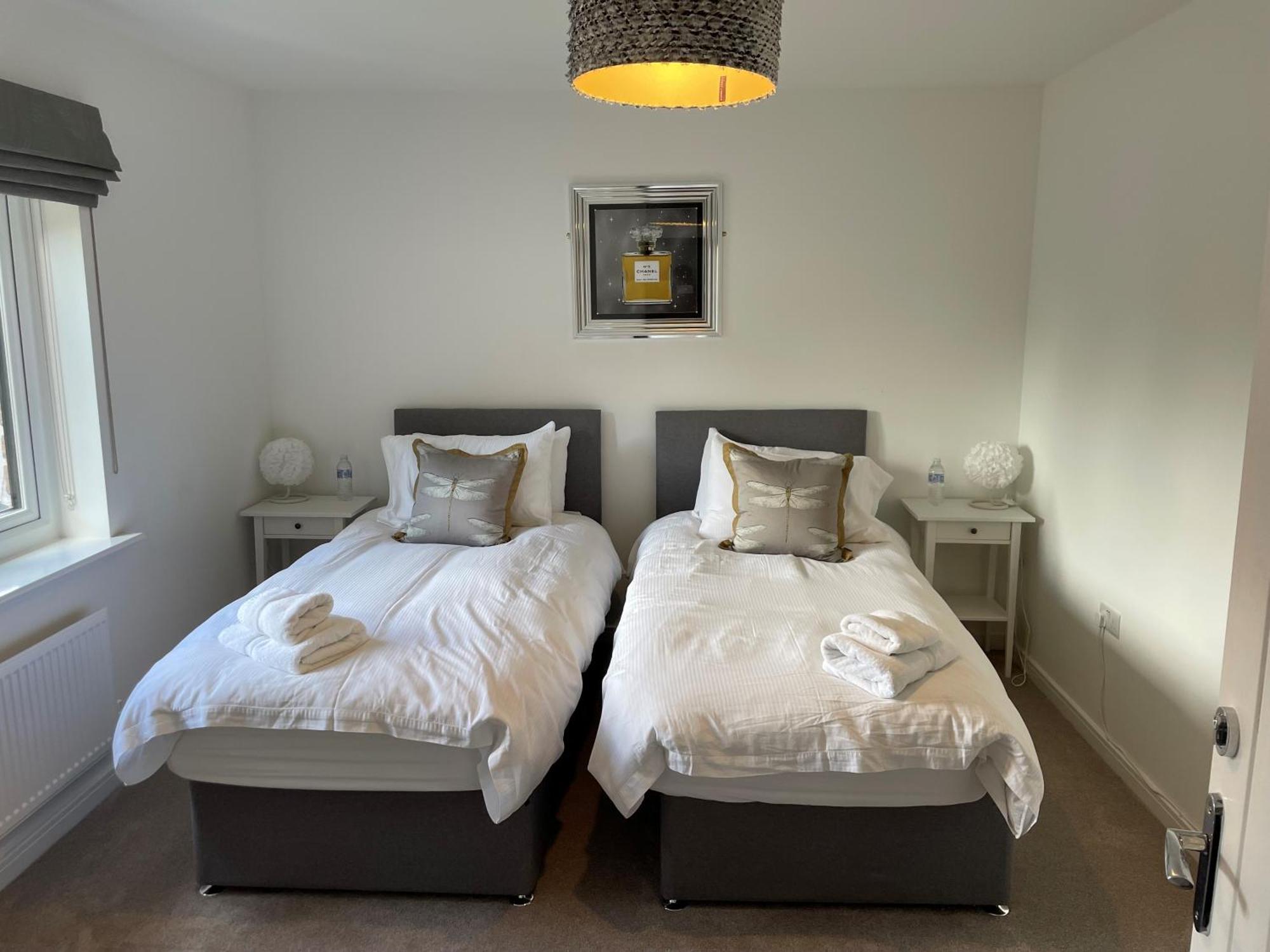 Pencoed House Estate Guest House คาร์ดิฟฟ์ ภายนอก รูปภาพ