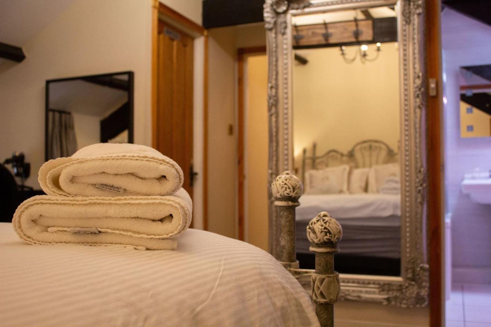 Pencoed House Estate Guest House คาร์ดิฟฟ์ ภายนอก รูปภาพ