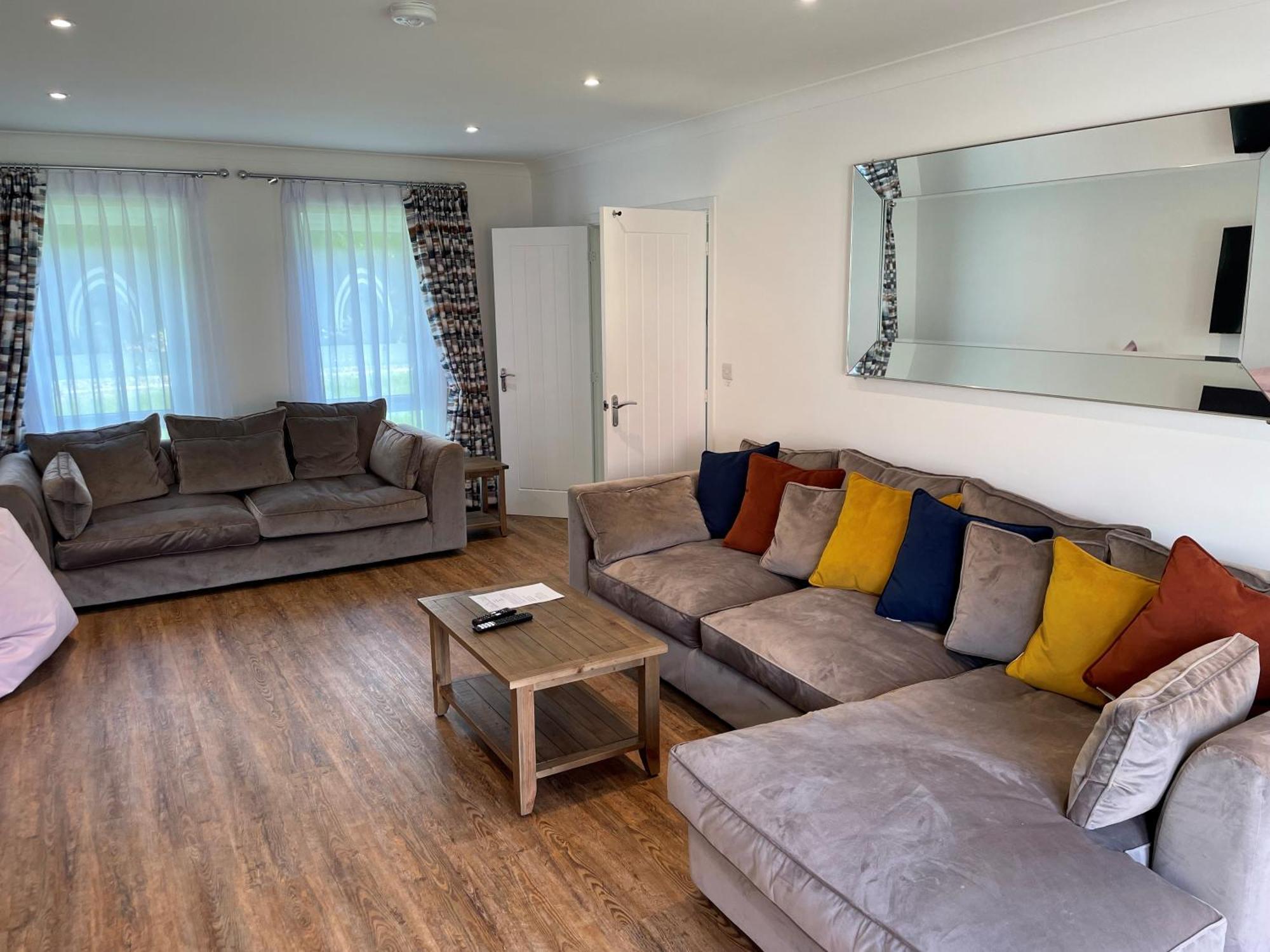 Pencoed House Estate Guest House คาร์ดิฟฟ์ ภายนอก รูปภาพ