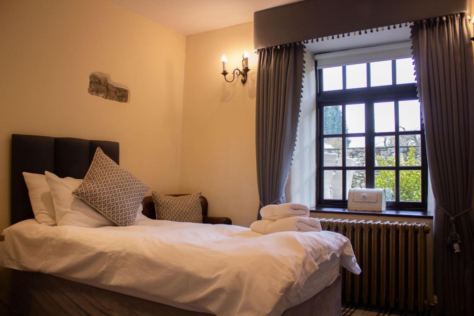 Pencoed House Estate Guest House คาร์ดิฟฟ์ ภายนอก รูปภาพ
