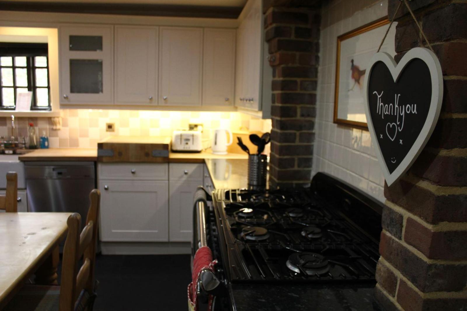Pencoed House Estate Guest House คาร์ดิฟฟ์ ภายนอก รูปภาพ