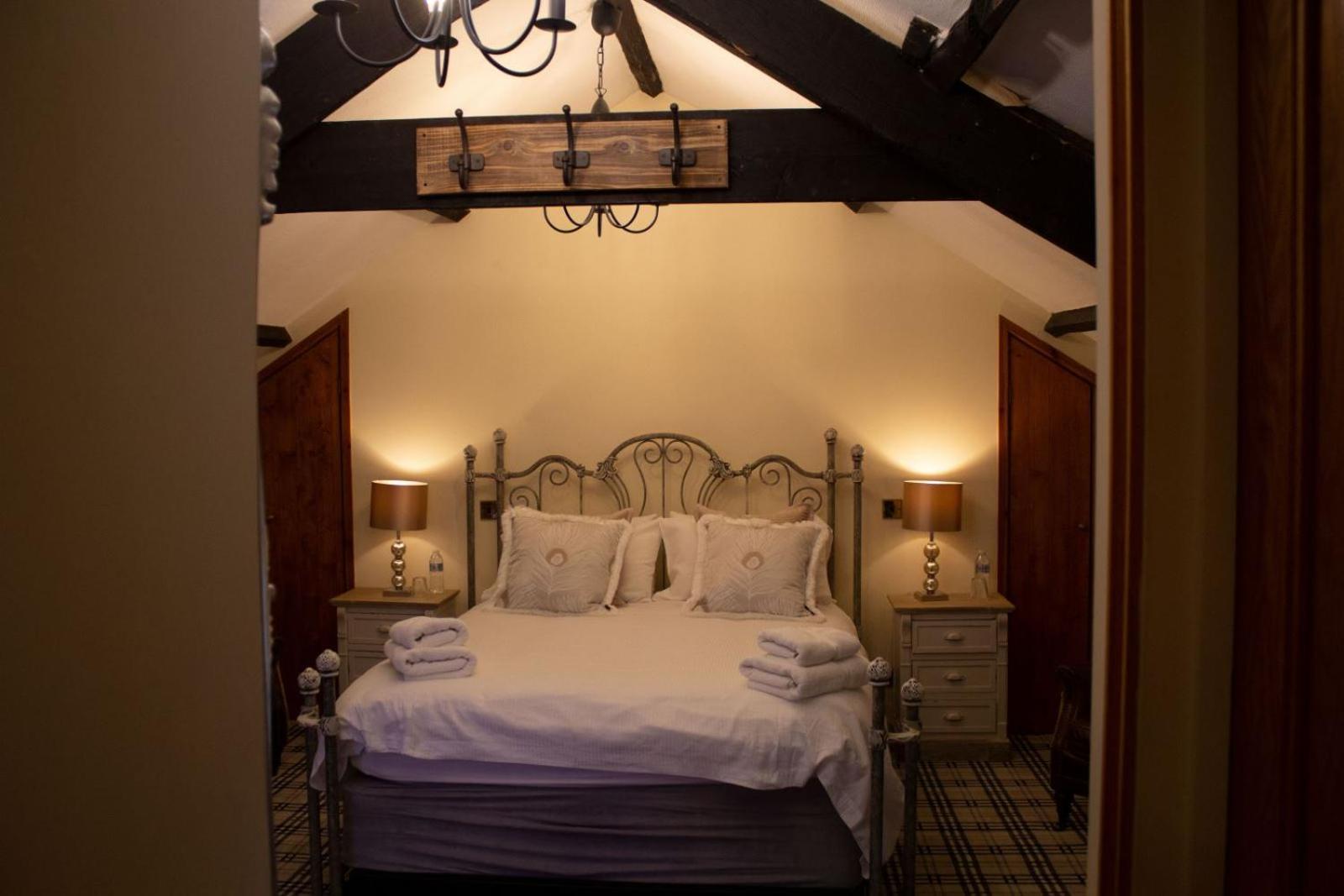 Pencoed House Estate Guest House คาร์ดิฟฟ์ ภายนอก รูปภาพ