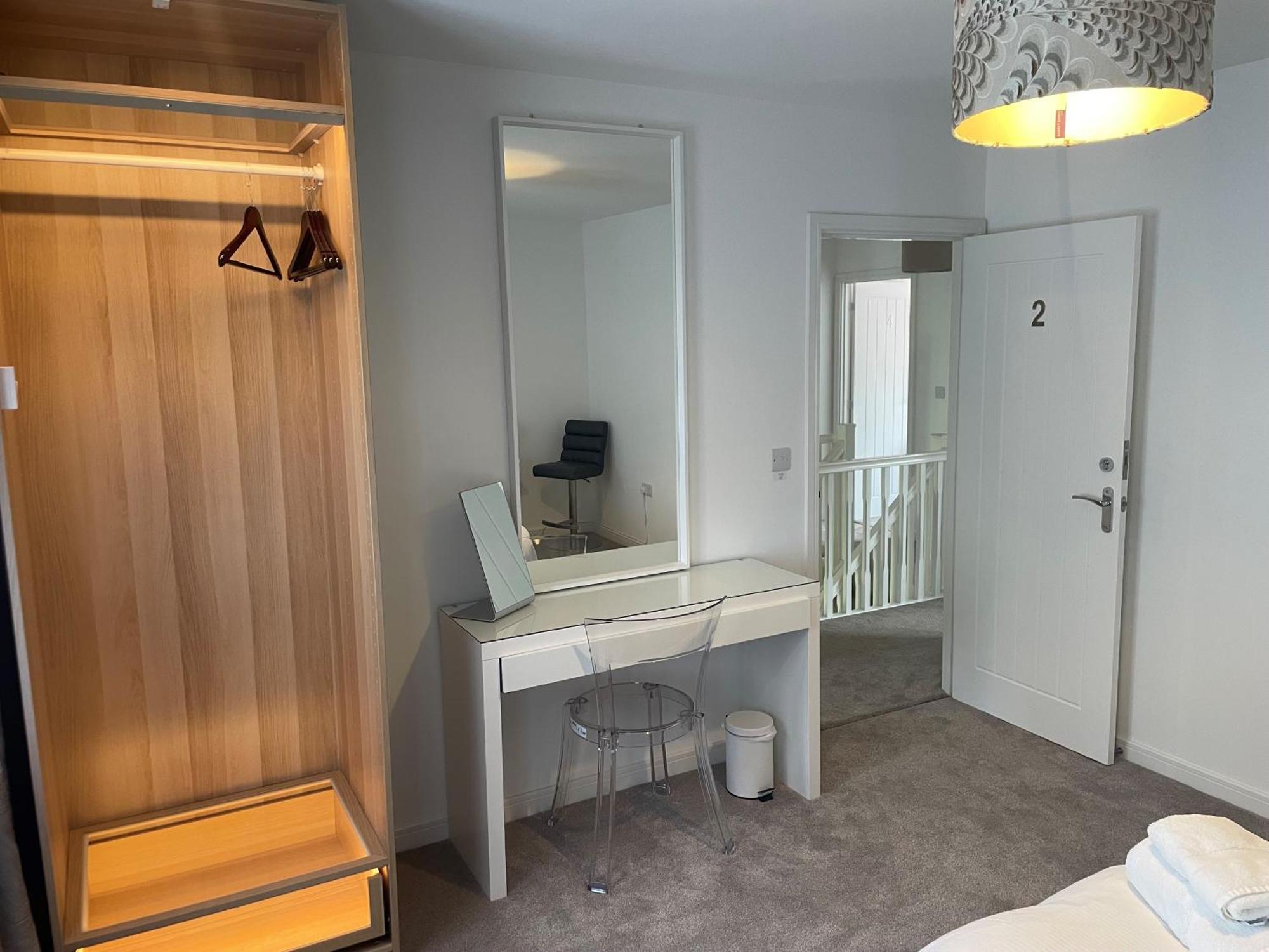 Pencoed House Estate Guest House คาร์ดิฟฟ์ ภายนอก รูปภาพ