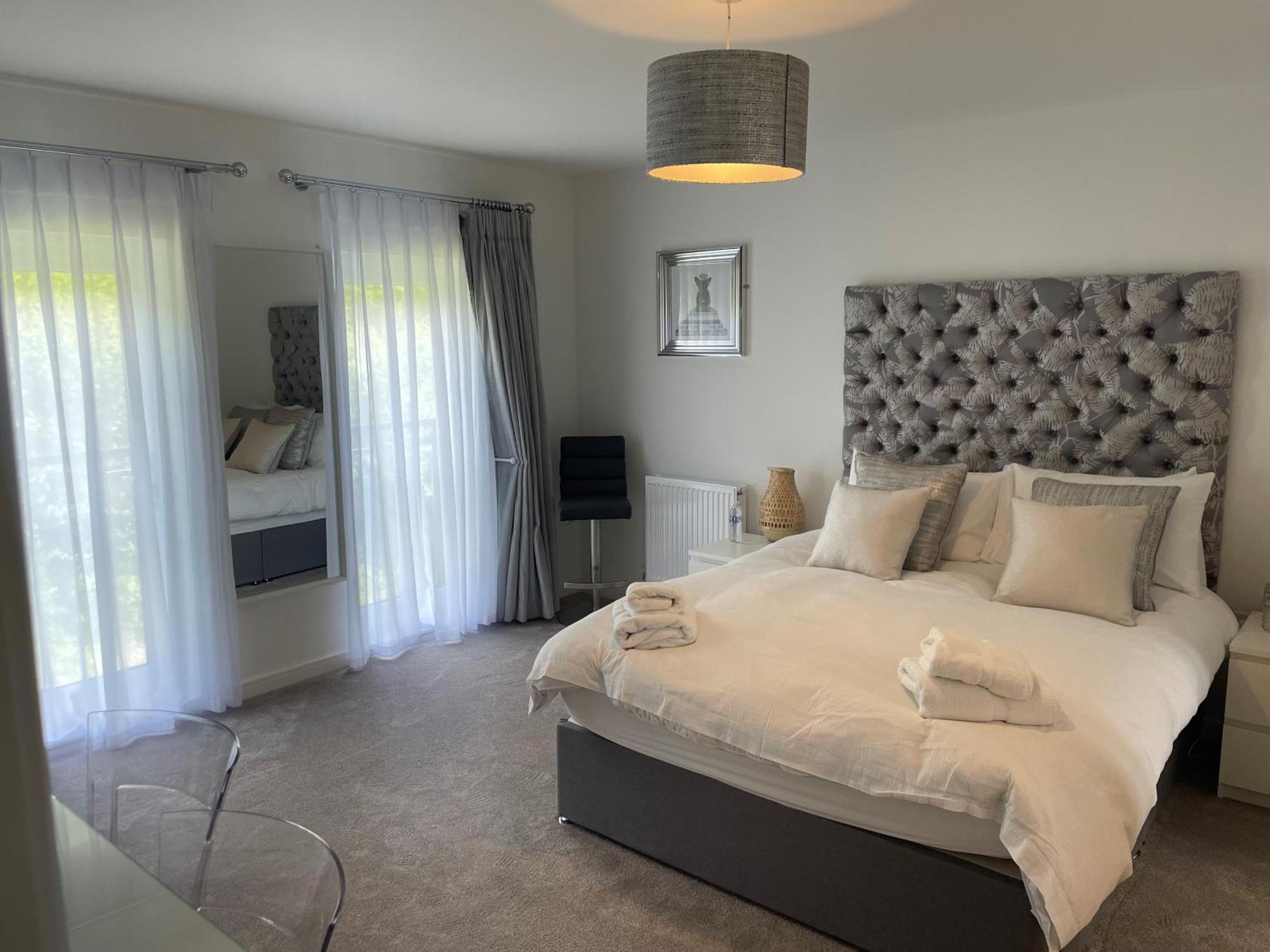Pencoed House Estate Guest House คาร์ดิฟฟ์ ภายนอก รูปภาพ