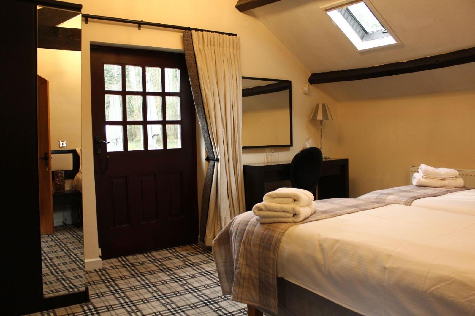 Pencoed House Estate Guest House คาร์ดิฟฟ์ ภายนอก รูปภาพ