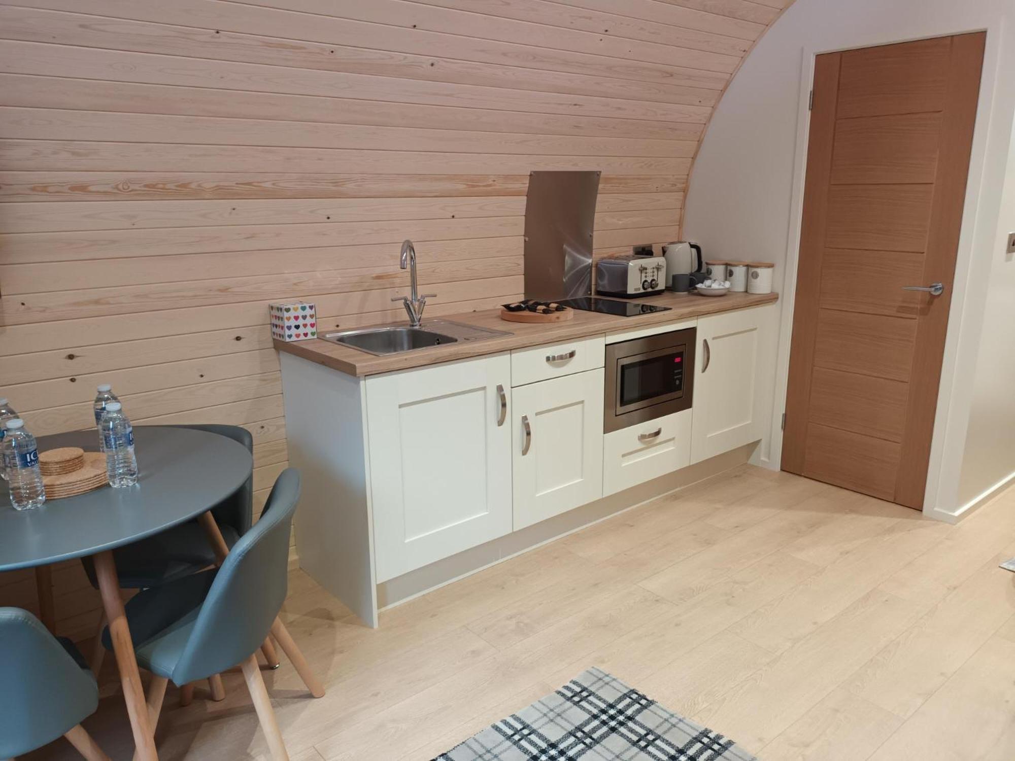 Pencoed House Estate Guest House คาร์ดิฟฟ์ ภายนอก รูปภาพ
