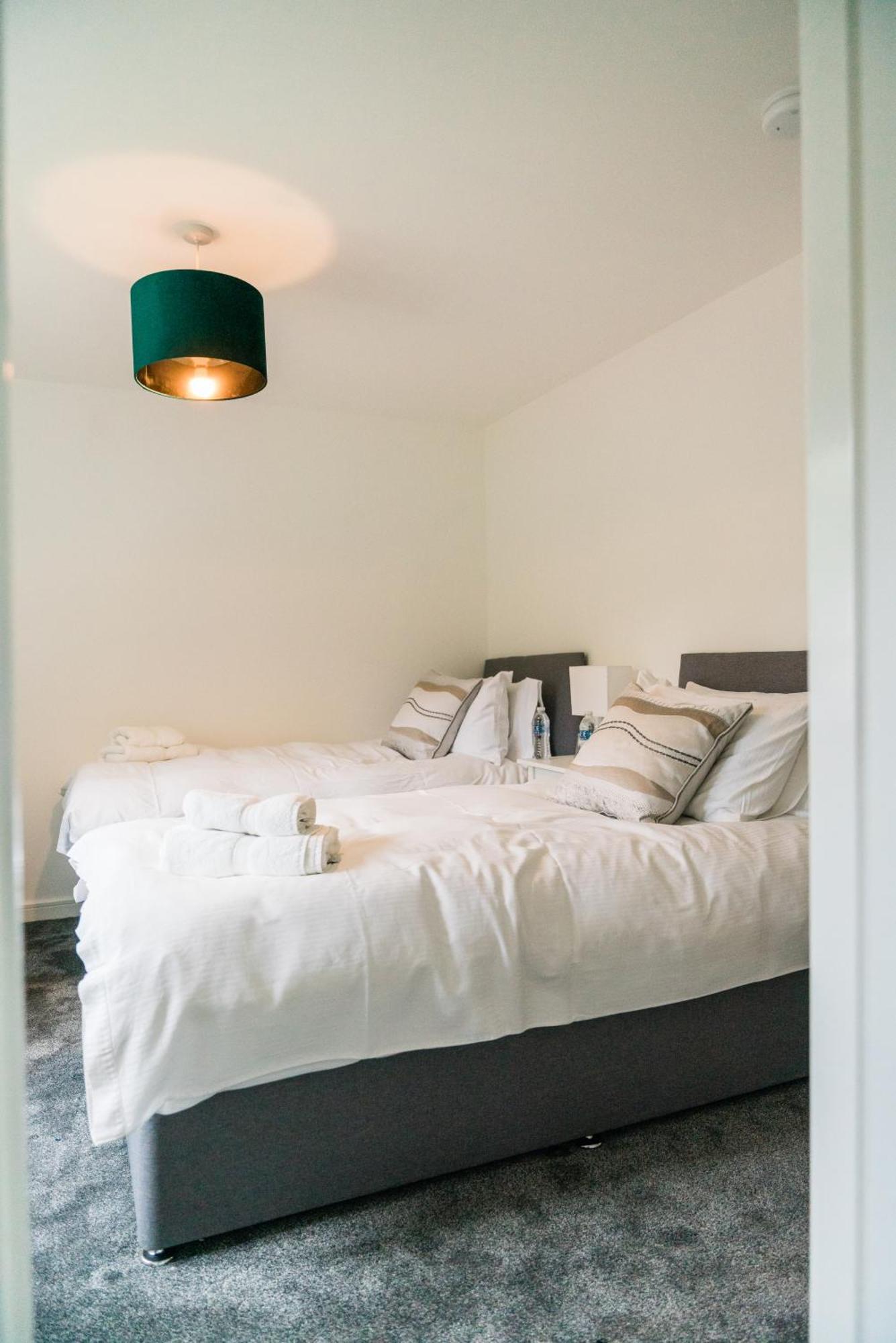 Pencoed House Estate Guest House คาร์ดิฟฟ์ ภายนอก รูปภาพ