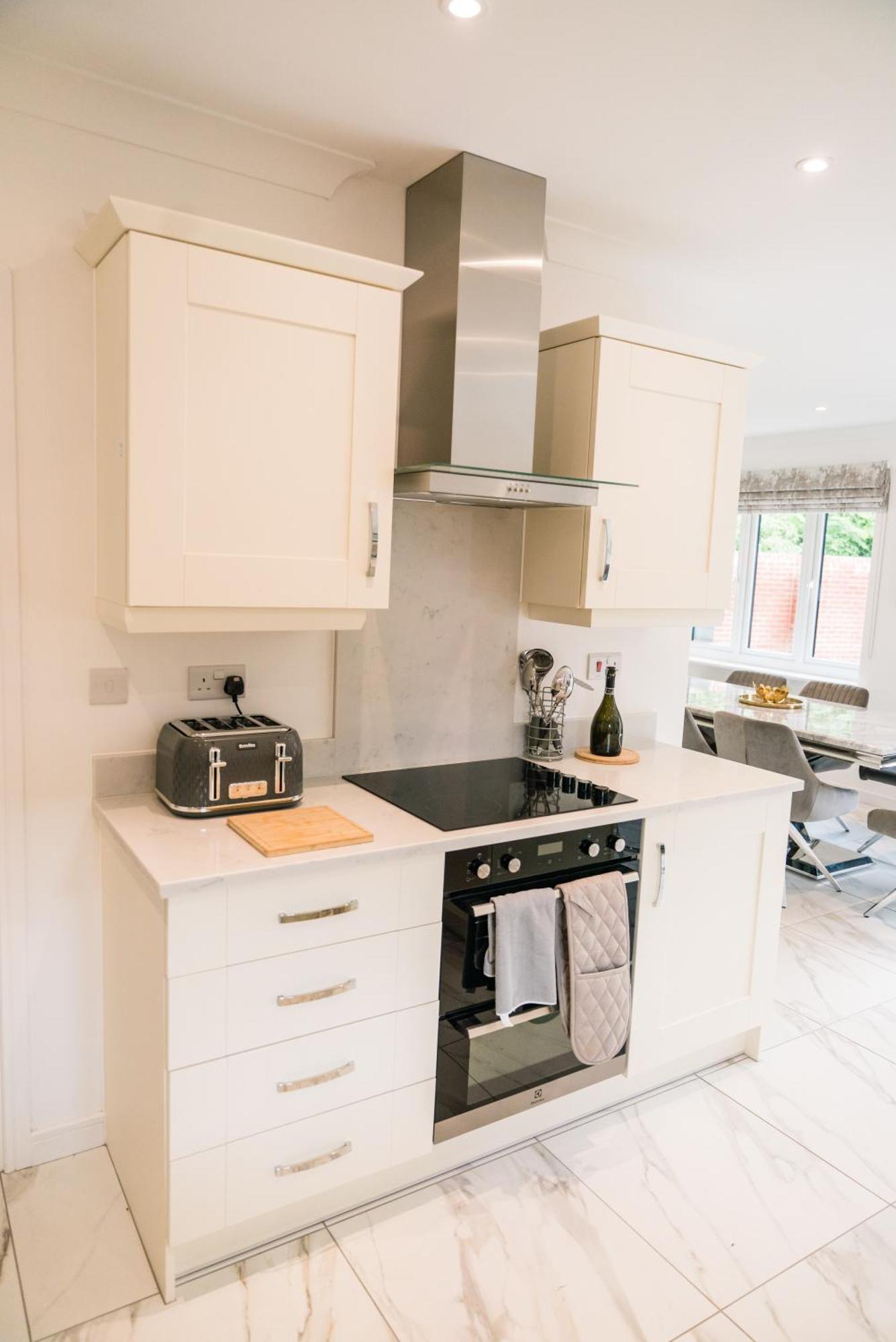 Pencoed House Estate Guest House คาร์ดิฟฟ์ ภายนอก รูปภาพ