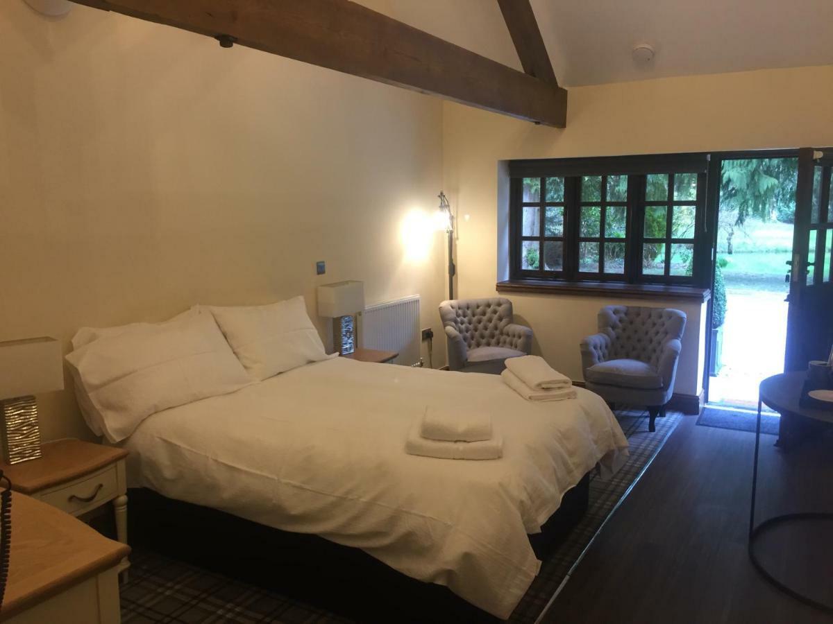 Pencoed House Estate Guest House คาร์ดิฟฟ์ ภายนอก รูปภาพ