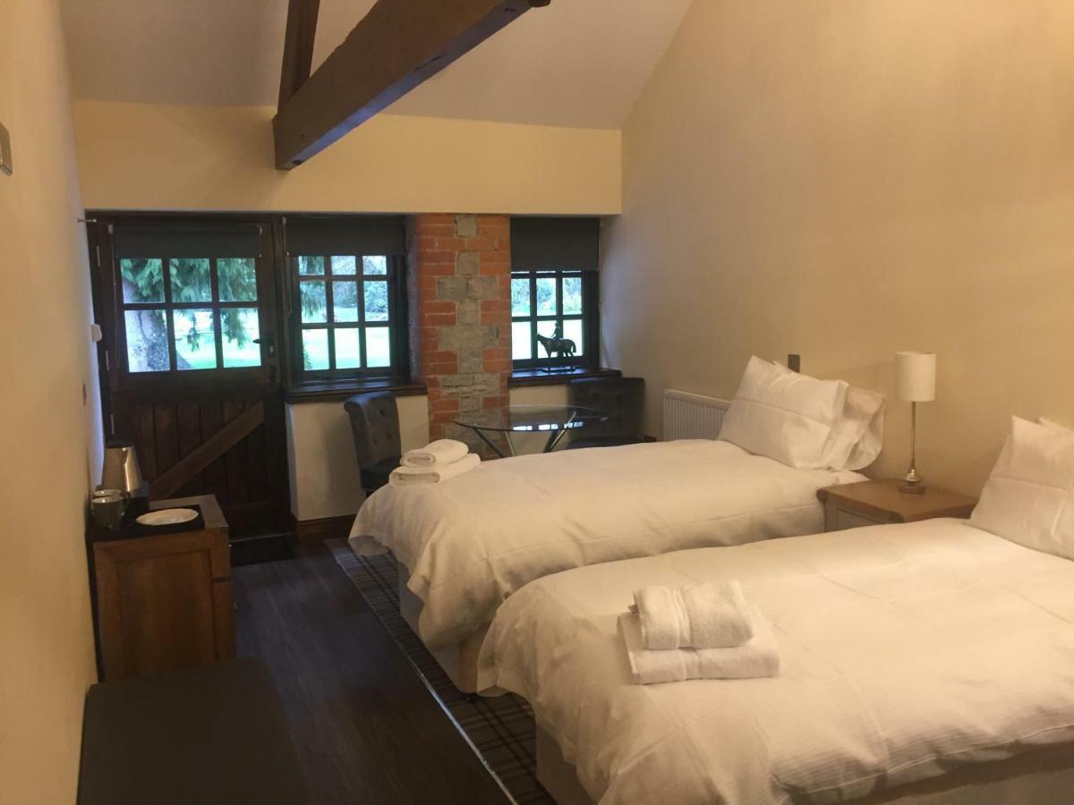 Pencoed House Estate Guest House คาร์ดิฟฟ์ ภายนอก รูปภาพ