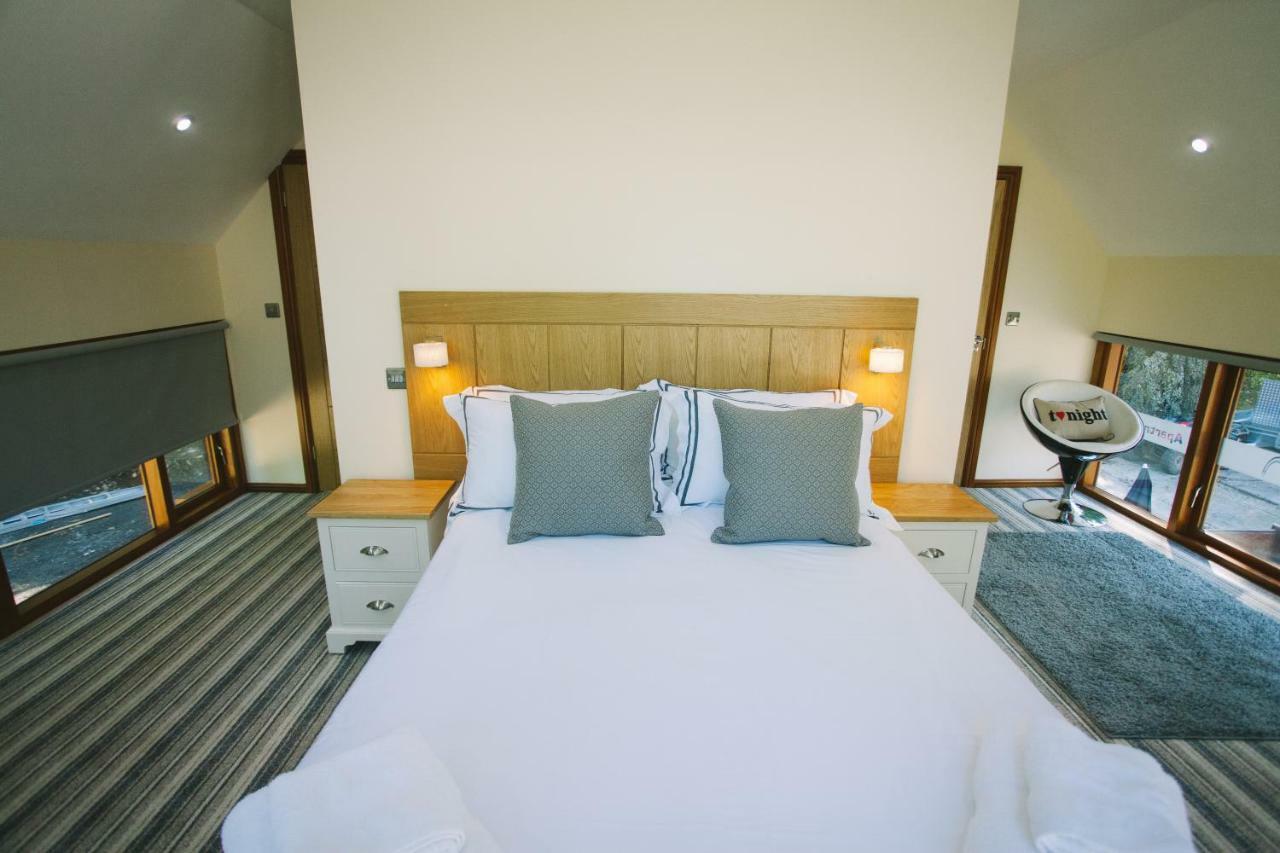Pencoed House Estate Guest House คาร์ดิฟฟ์ ภายนอก รูปภาพ
