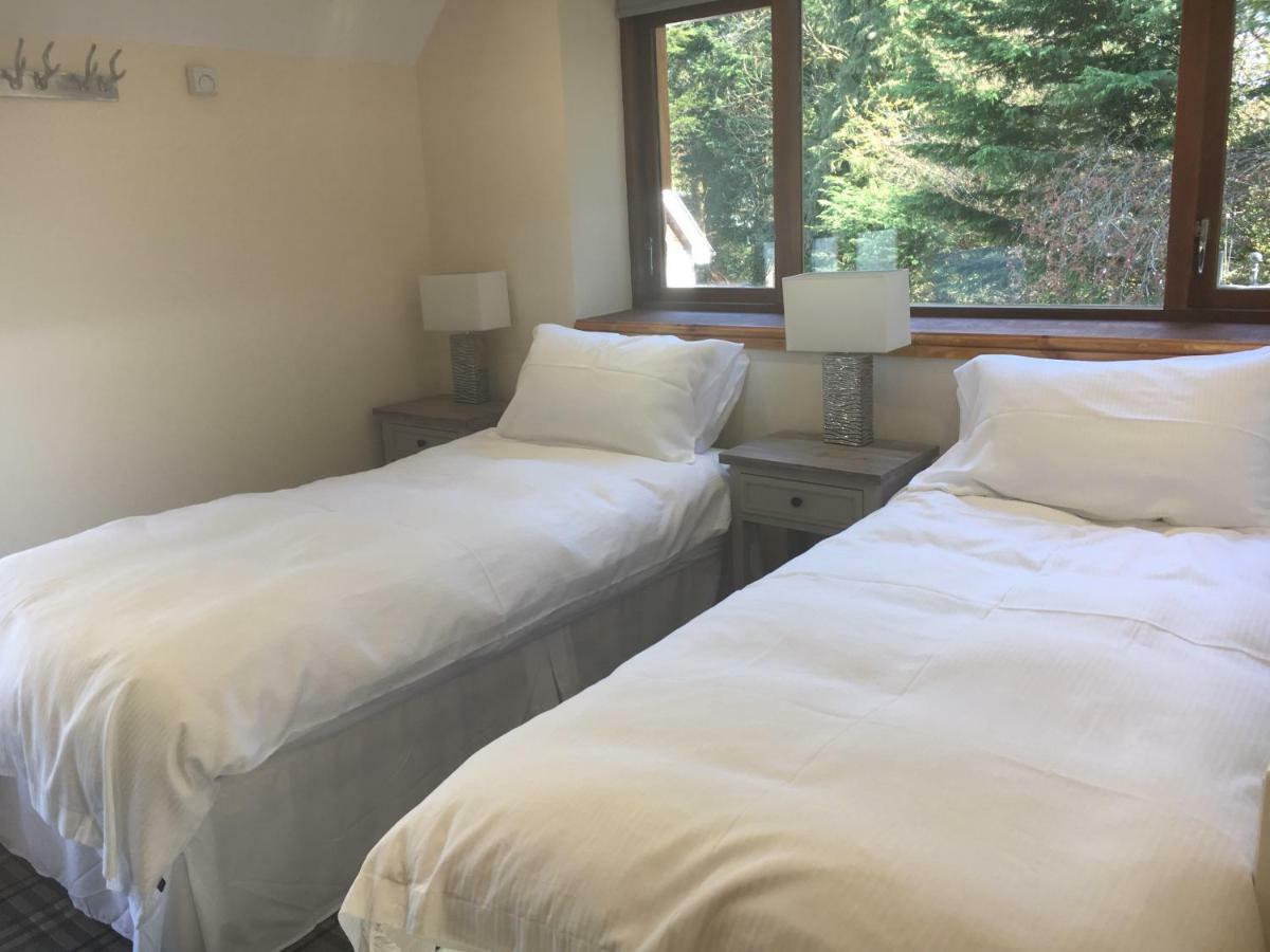 Pencoed House Estate Guest House คาร์ดิฟฟ์ ภายนอก รูปภาพ