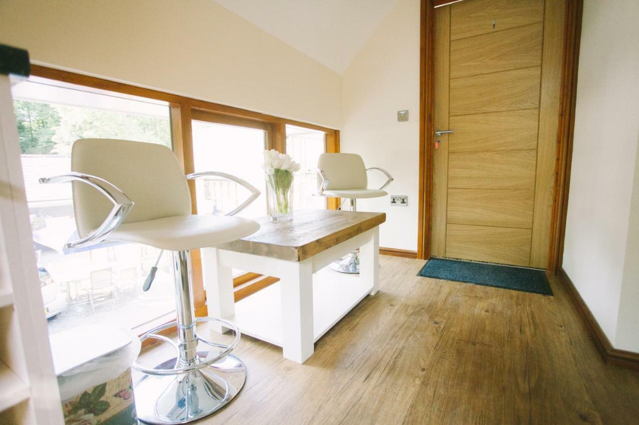 Pencoed House Estate Guest House คาร์ดิฟฟ์ ภายนอก รูปภาพ