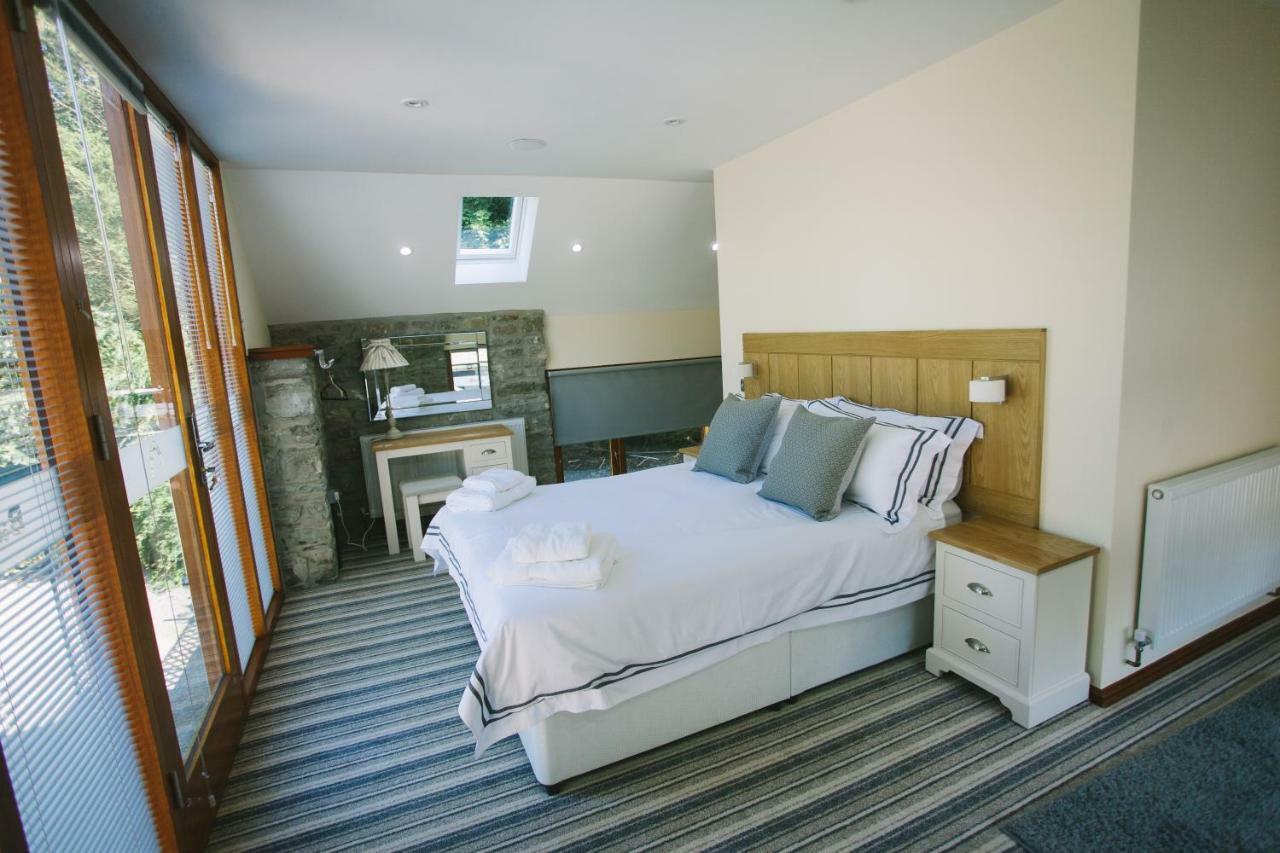 Pencoed House Estate Guest House คาร์ดิฟฟ์ ภายนอก รูปภาพ