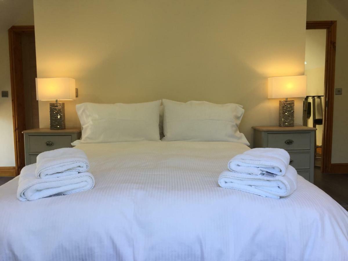 Pencoed House Estate Guest House คาร์ดิฟฟ์ ภายนอก รูปภาพ